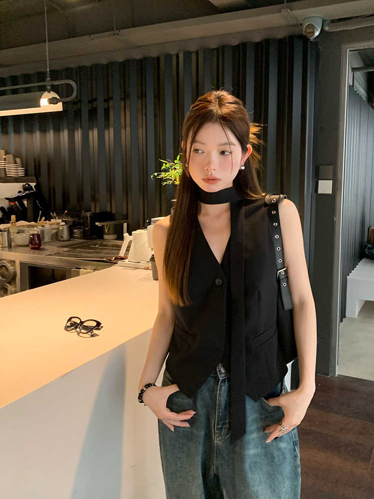 Slimming V-neckline Black All-matching Sleeveless Top